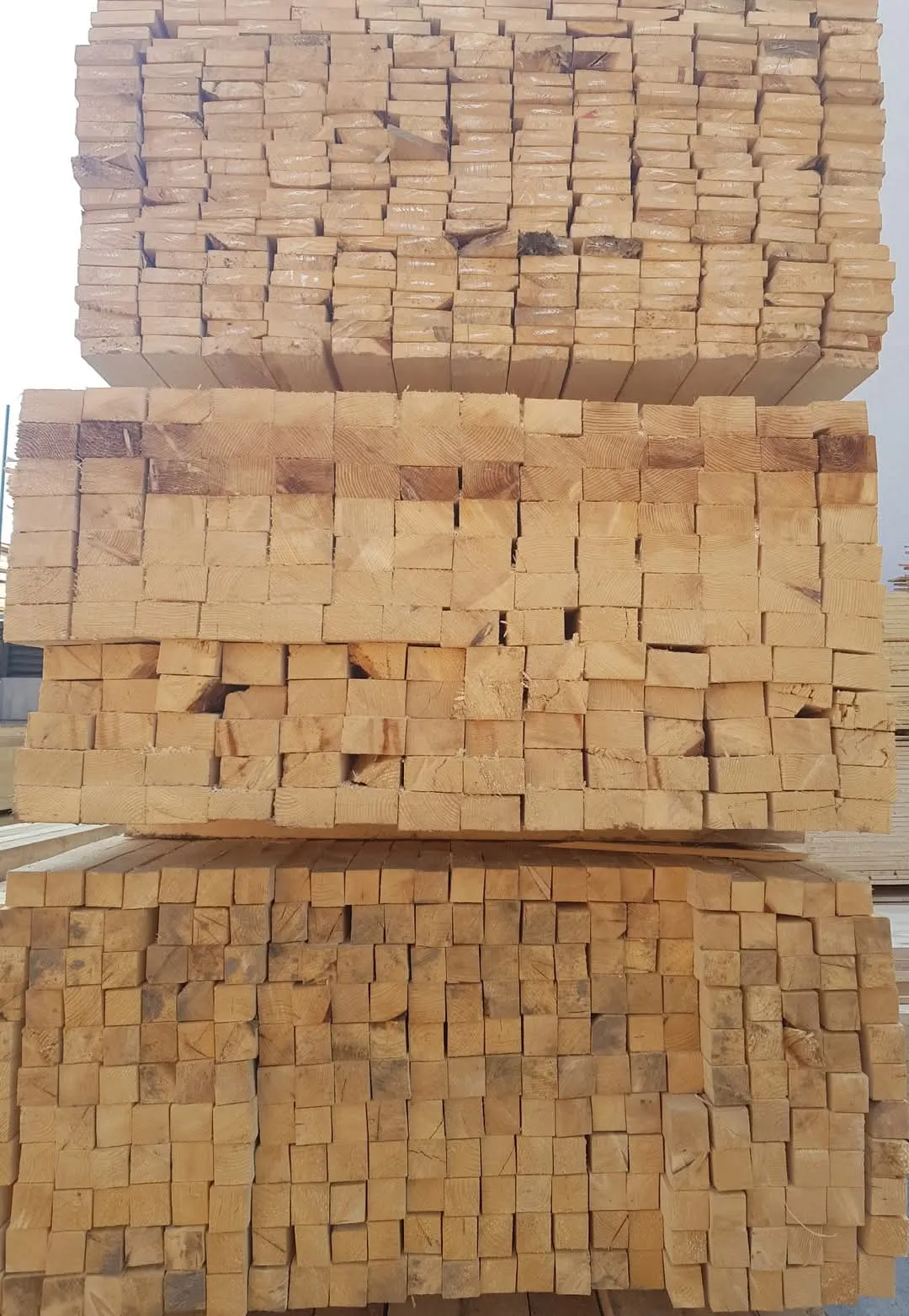 Stive de cherestea și material lemnos în depozit